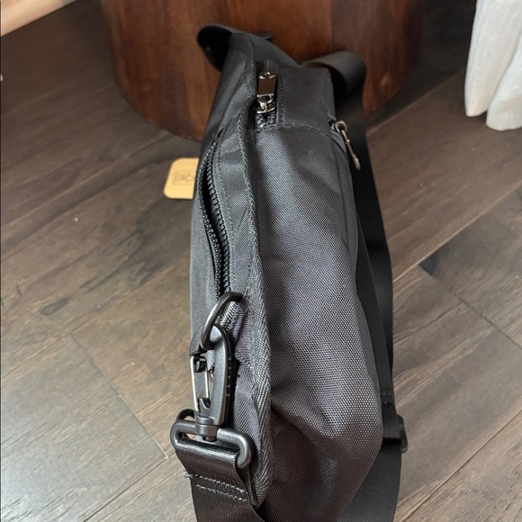 True Religion Yeta Sling Crossbody,3 zip compartments,credit card slots - Picture 5 of 16